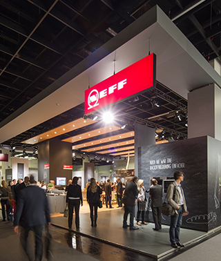 ZUBEREITET VON MEISTER–HAND | NEFF<br />
LIVING KITCHEN<br
/>
KÖLN 